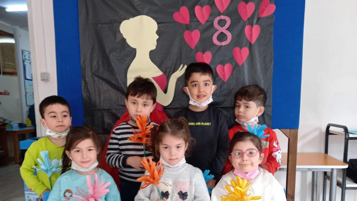 Okulumuz Boztepe Mesleki Teknik Anadolu Lisesi Uygulama Ana sınıfı  Papatyalar ve Denizler sınıfı öğrencileri yaptıkları etkinliklerle 8 Mart Dünya Kadınlar Günü nü kutladılar.