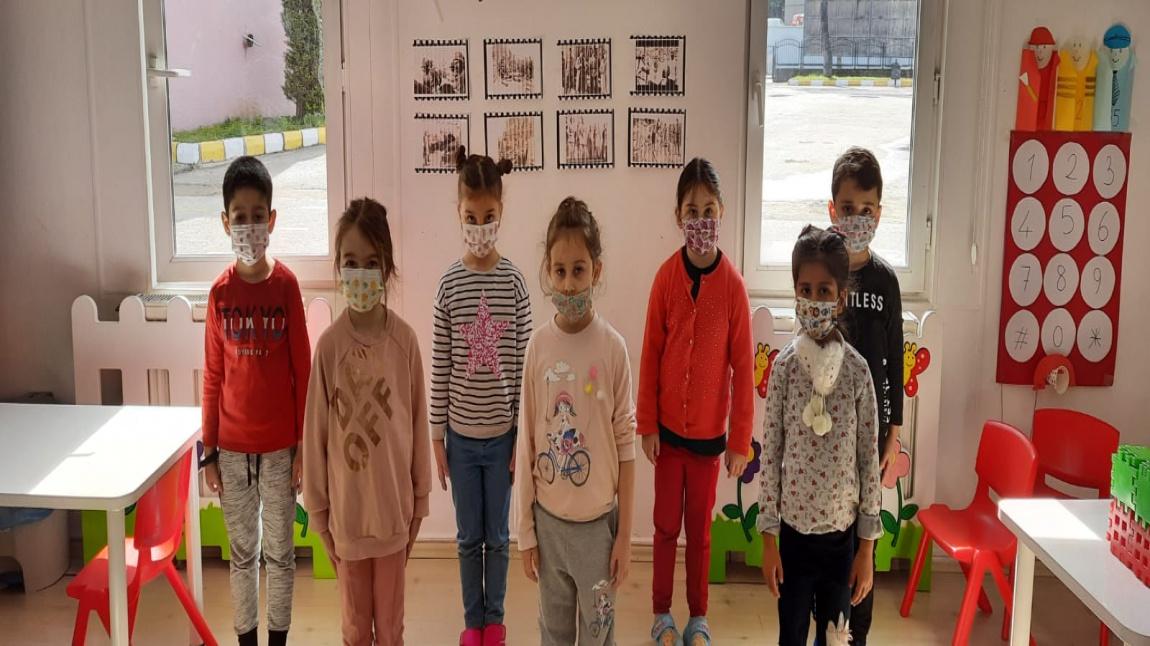 Boztepe Mesleki ve Teknik Anadolu Lisesi Uygulama Anasınıfı Yunuslar sınıfı öğrencileri öğretmenleri rehberliğinde  18 Mart  Şehitleri Anma Gününü  yapmış oldukları etkinliklerle saygıyla andılar.