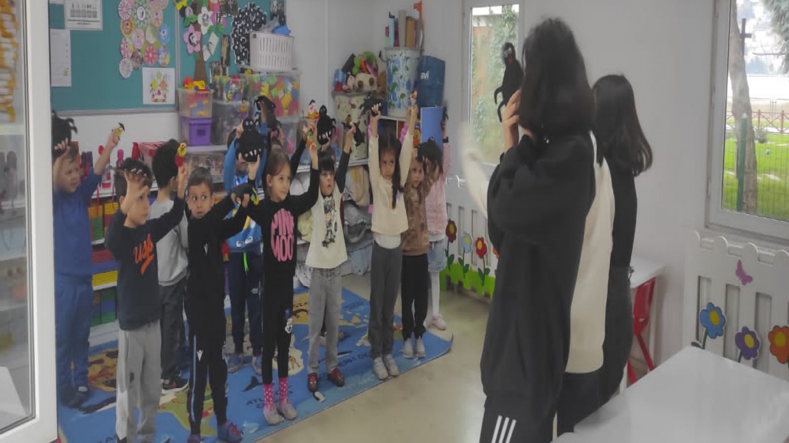 Çocuk gelişimi için alanı 9-a sınıfı öğrencileri bak bak bir örümcek şarkısını hazırladıkları parmak kuklası ile anaokulundaki çocuklarla birlikte söylediler