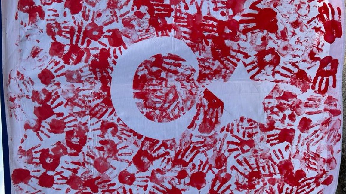 Okulum Uygulama Anasınıfı öğrencilerimiz Lale öğretmenleriyle 19 Mayıs Atatürk’ü Anma ve Gençlik Spor Bayramı etkinlikleri kapsamında el baskısıyla bayrağımızı yaptılar.