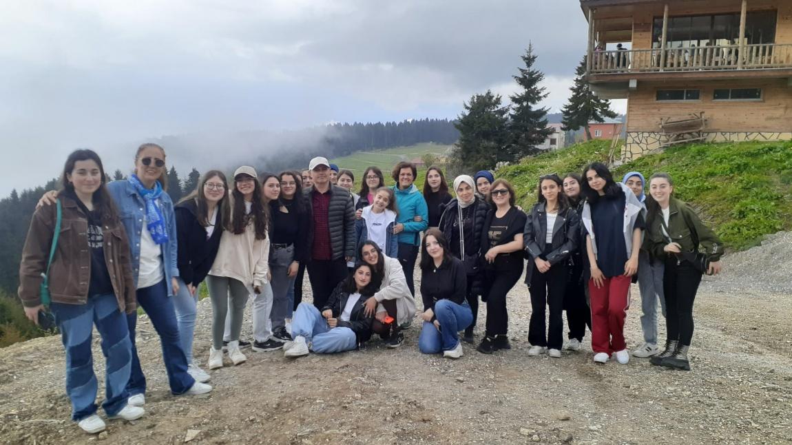 Boztepe Mesleki ve Teknik Anadolu Lisesi öğrencileri ve öğretmenleri olarak ülkemizin doğal güzelliklerin den olan  Giresun kalesini ,Mavi Gölü ,ve Kulakkaya Yaylasını görmekiçin gezi düzenledik.