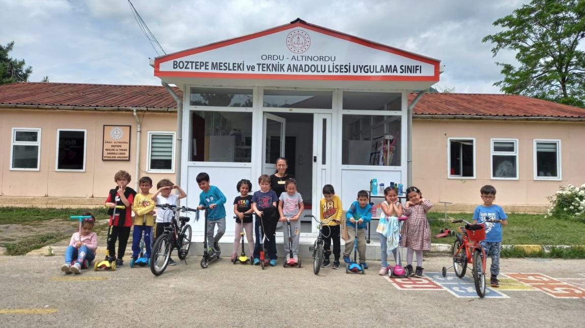 Boztepe Mesleki ve Teknik Anadolu Lisesi Uygulama Anasınıfı Papatyalar Grubu Öğretmenleri Mine Semahat Yıldırım eşliğinde Skutur  ve bisiklet kullanma etkinliği gerçekleştirdiler. 