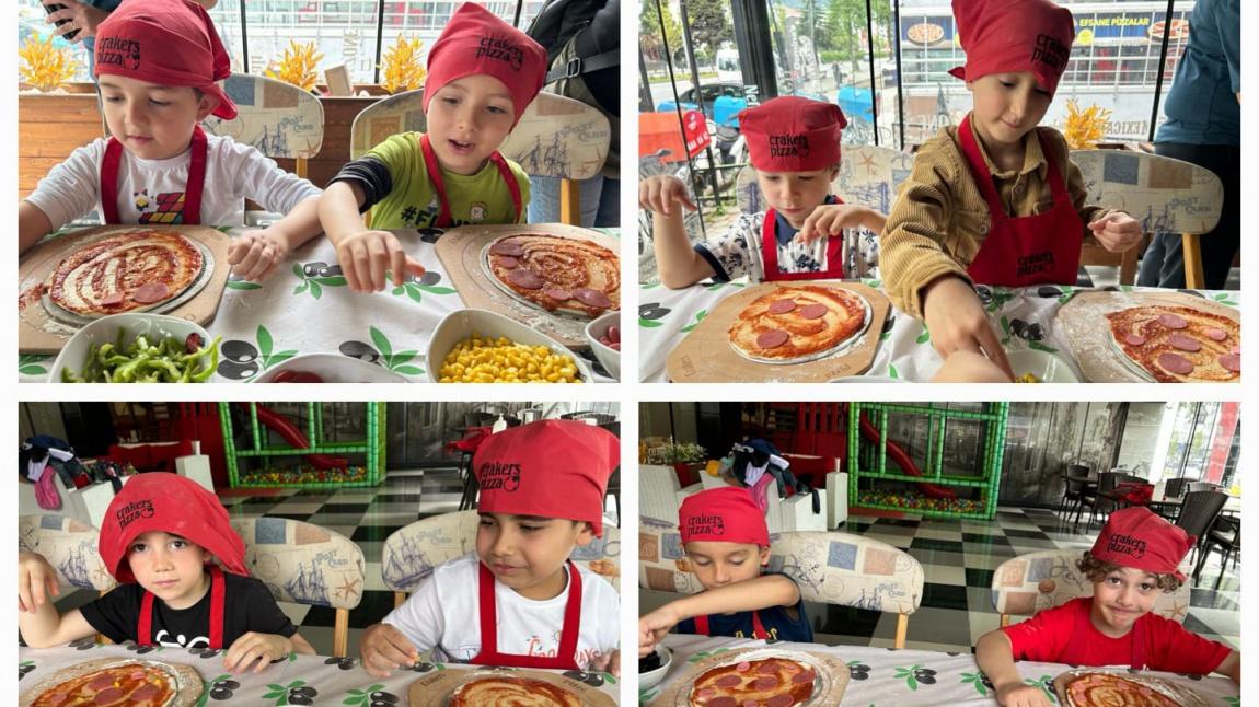 Boztepe Mesleki ve Teknik Anadolu Lisesi Uygulama Anasınıfı Papatyalar Grubu Öğretmenleri Mine Semahat Yıldırım eşliğinde Pizzalarını önce yaptılar sonra yediler. 