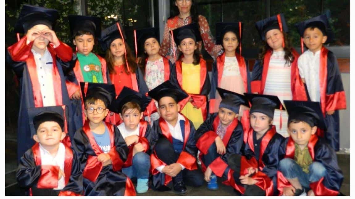 Boztepe Mesleki ve Teknik Anadolu Lisesi Uygulama Anasınıfı Papatyalar Grubu öğrencileri mezuniyetlerini öğretmenleri Mine Semahat Yıldırım  ve değerli aileleri ile beraber kutladılar.