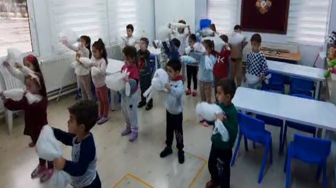 Papatyalar sınıfı fazile öğretmenle müzik  dersinde poşetle ritim çalışması yaptılar.