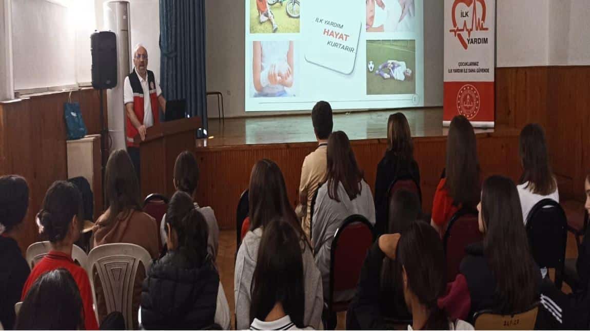 Okulumuzda 9.sınıf öğrencilerine yönelik Atatürk Mesleki ve Teknik Anadolu Lisesi ilkyardım uzmanı Erdoğan UĞURLU  ilkyardım semineri  gerçekleştirmiştir.