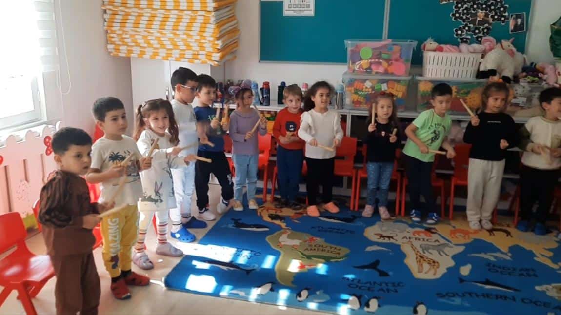 Yunuslar sınıfı müzik dersinde ritim çubukları ile ritim çalışması yaptılar.