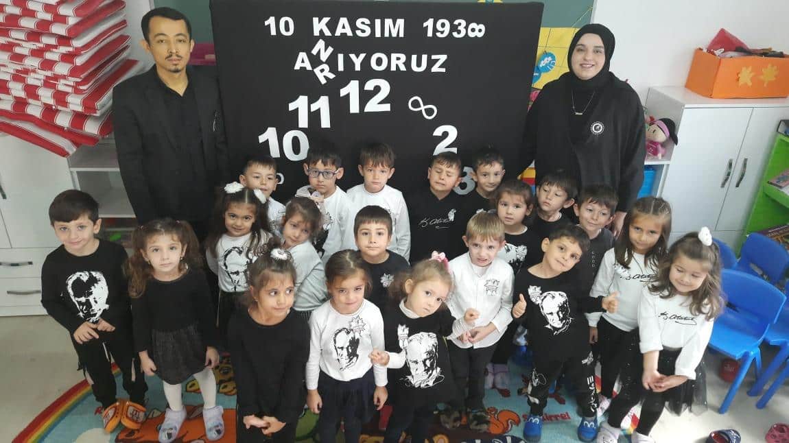 Yunuslar sınıfı 10 kasım' da Atatürk'ü saygı ve özlemle andılar.
