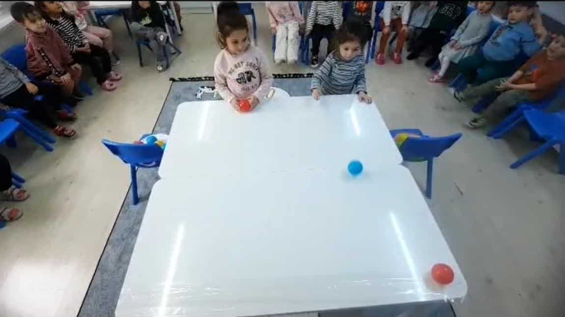 Papatyalar sınıfı oyun dersinde topları yuvarlayıp banta yapıştırma oyununu eğlenerek oynadılar.