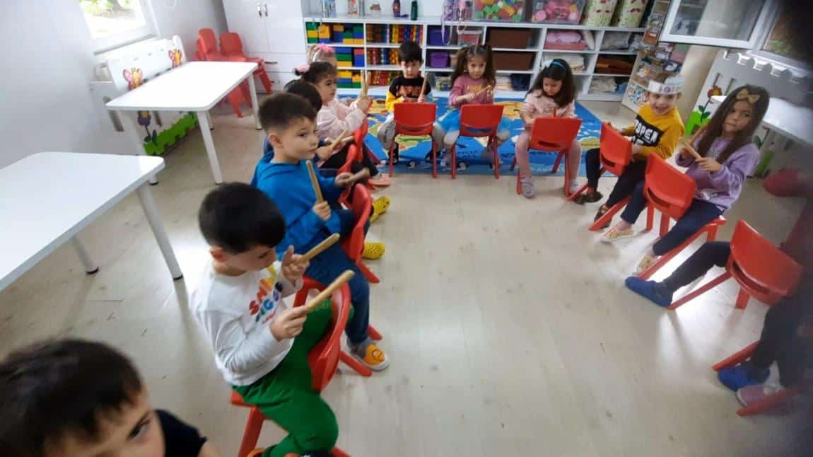Yunuslar sınıfı sandalye ve ritim çubuklarını kullanarak ritim çalışması yaptılar.
