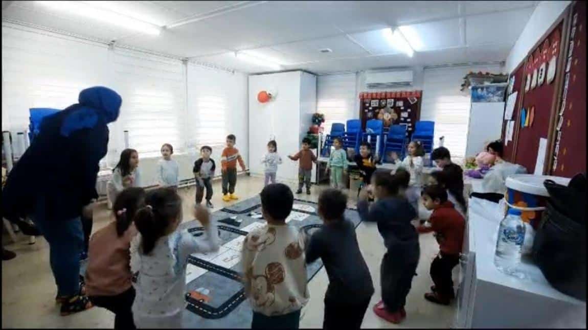 Minik dahiler sınıfı müzik dersinde ritimli oyun oynadılar.