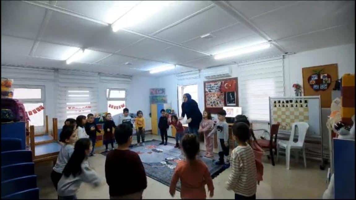 Papatyalar sınıfı müzik dersinde ritimli oyun oynadılar.