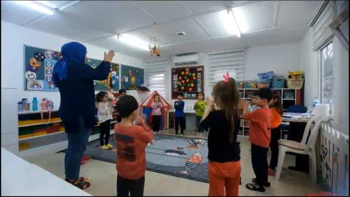 Uğur böcekleri sınıfı müzik dersinde ritimli oyun oynadılar.