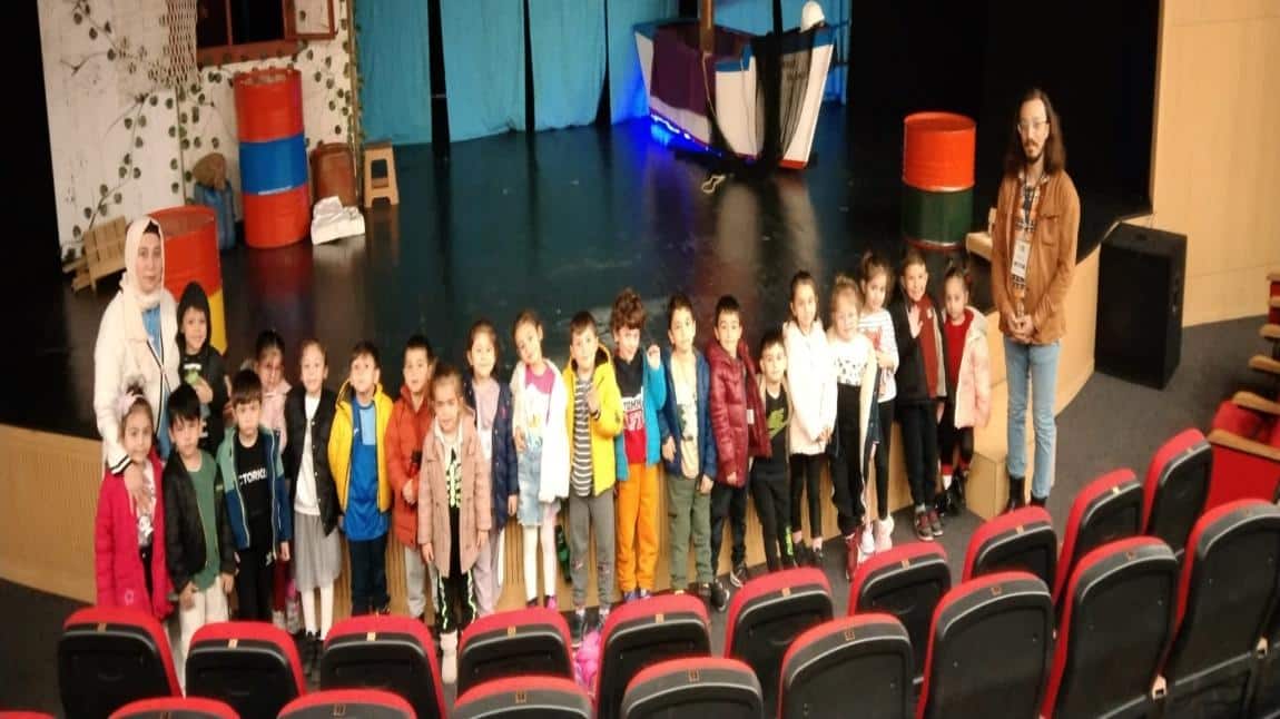 Minik Dahiler ve Yunuslar Sınıfı Ordu Buyuksehir Belediyesi Karadeniz Tiyatrosunun Deniz Yıldızı tiyatro oyununu izlediler.