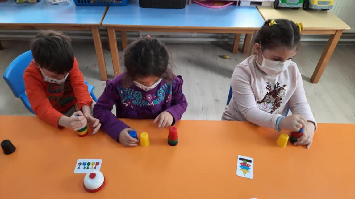 Öğretmenimiz Fazile Gür rehberliğinde Akıl küpü çocuklarımızla bu hafta  akıl oyunları kapsamında renkli bardaklar oyunu oynadık.