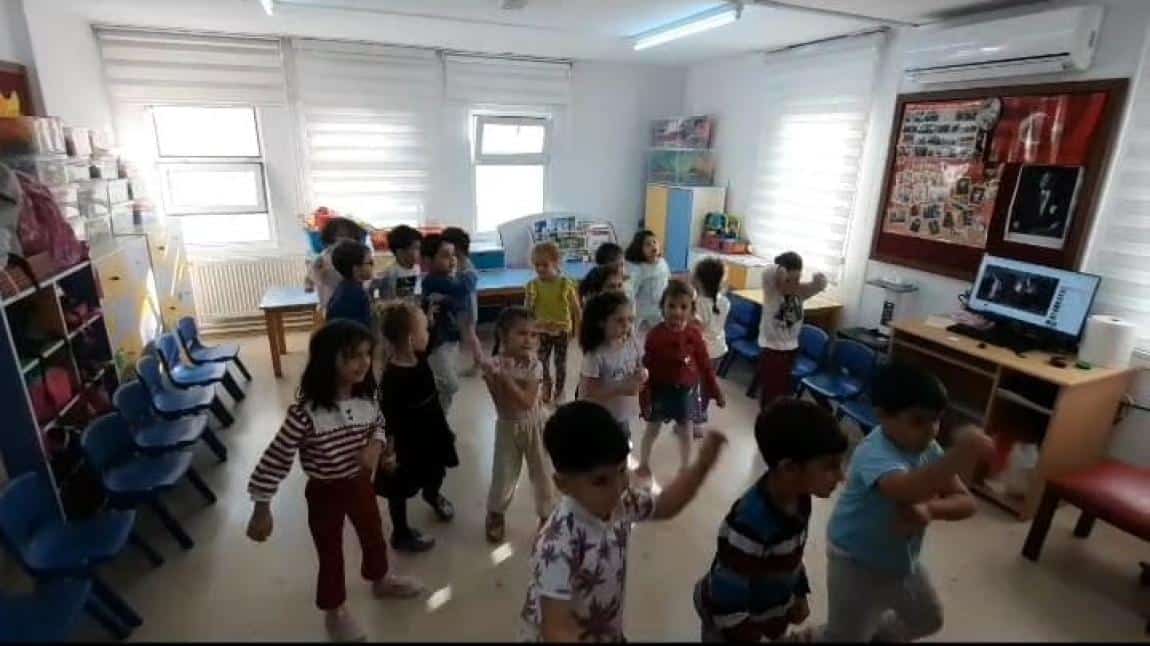 Uğur böcekleri sınıfı oyun dersinde fazile öğretmen rehberliğinde parkur oyunu oynadılar.