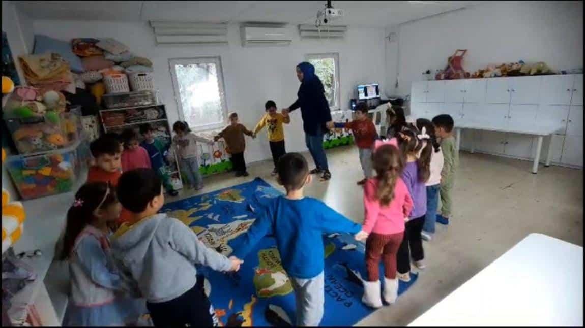 Yunuslar sınıfı müzik dersinde ritimli oyun oynadılar.
