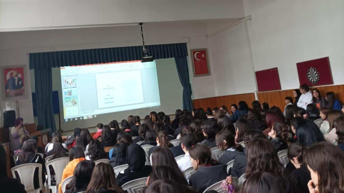 Okul Rehber Öğretmeni Emine Aksu tarafından öğrencilere Hedef Belirleme ve Motivasyon,Sınav Sistemi,Sınav Kaygısı ile Baş Etme Yolları üzerine seminer verilmiştir.