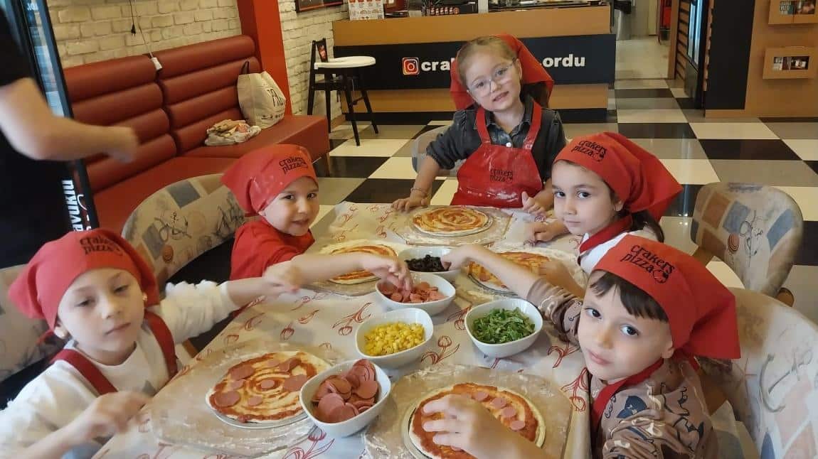 Minik Dahiler Sınıfı eğitim dışarıda gününde pizza yapmayı öğrendiler yaptıkları pizzalari afiyetle yiyerek çok güzel ve eğlenceli bir gün gecirdiler